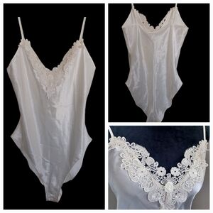 NWT ** Vintage Delicates Ivory Satin & Lace Teddy Bodysuit ** SZ S